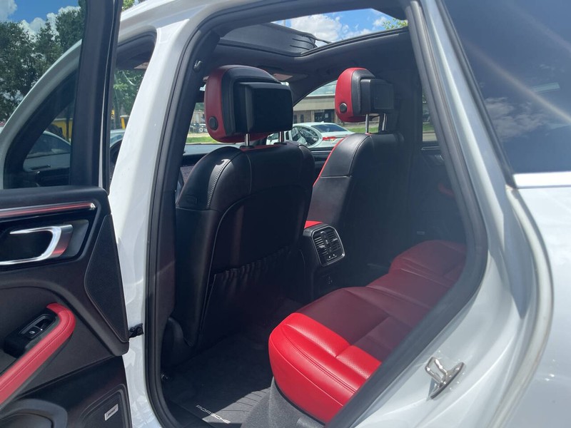 Porsche Macan Vehicle Image 17