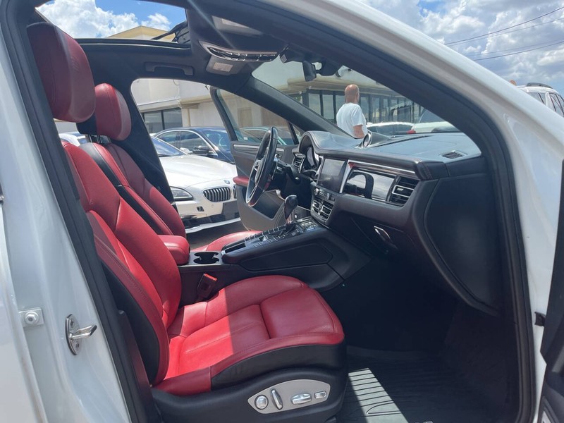 Porsche Macan Vehicle Image 21