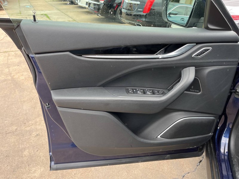Maserati Levante Vehicle Image 07