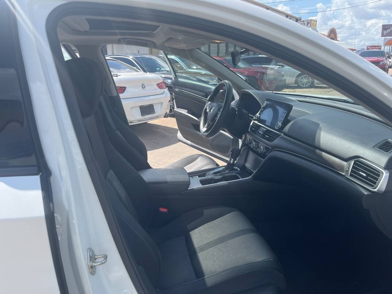 Honda Accord Sedan Vehicle Image 18