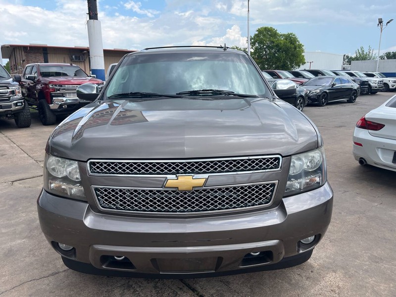 Chevrolet Suburban Vehicle Image 02
