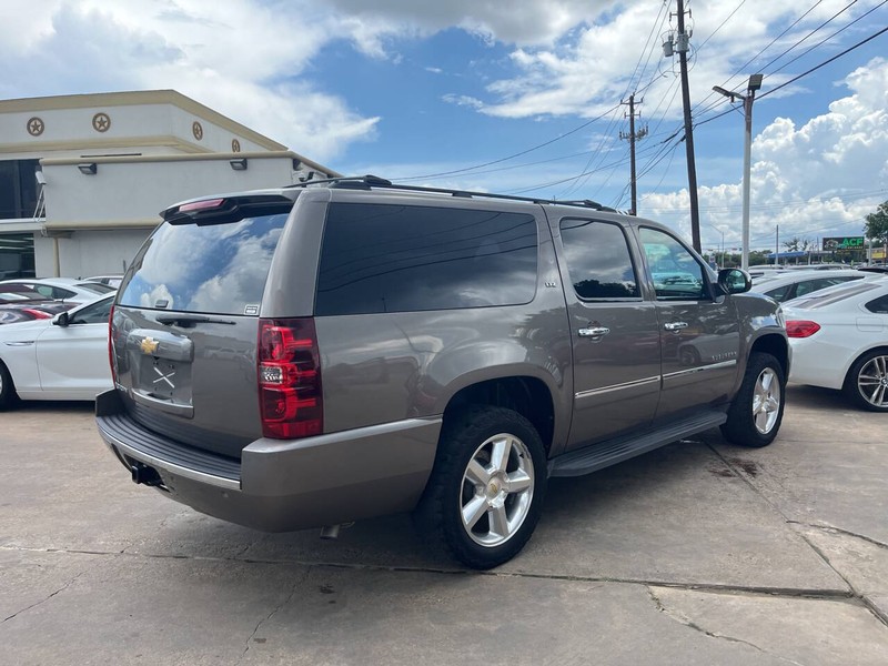 Chevrolet Suburban Vehicle Image 04