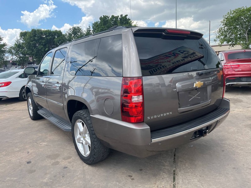 Chevrolet Suburban Vehicle Image 05