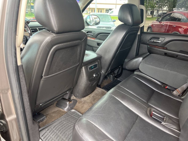 Chevrolet Suburban Vehicle Image 13