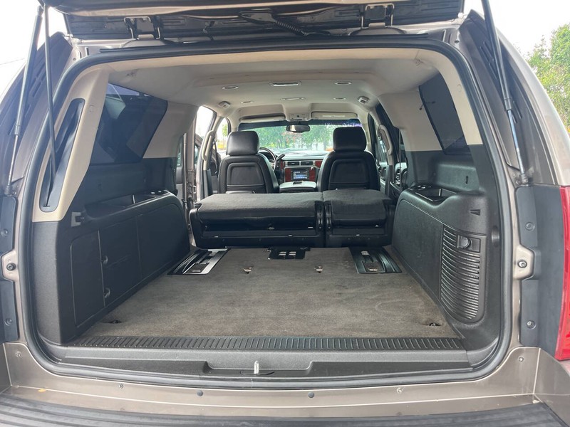 Chevrolet Suburban Vehicle Image 14