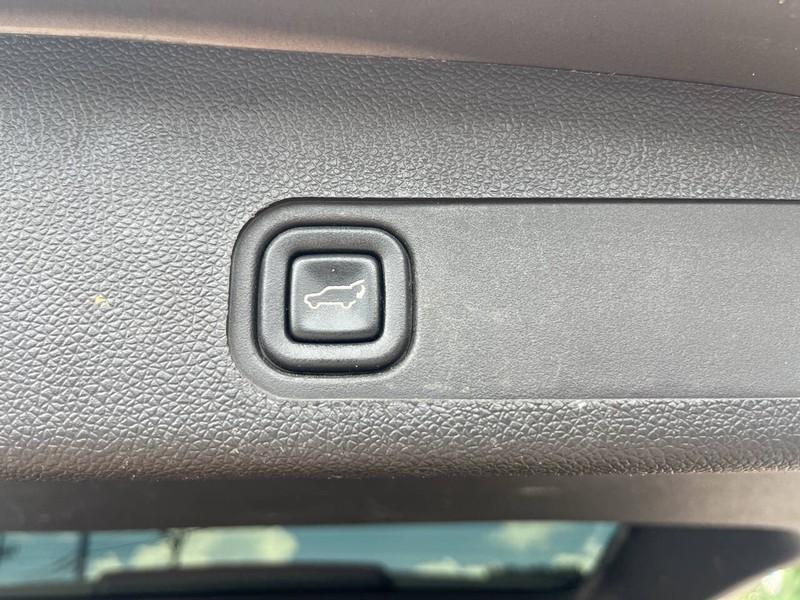 Chevrolet Suburban Vehicle Image 15