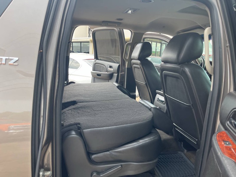 Chevrolet Suburban Vehicle Image 16