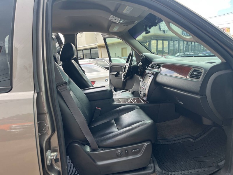 Chevrolet Suburban Vehicle Image 17