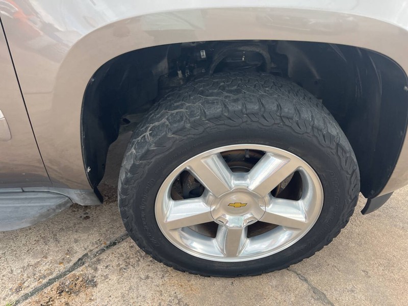 Chevrolet Suburban Vehicle Image 18
