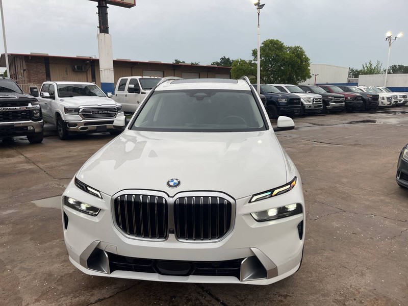 BMW X7 Vehicle Image 02