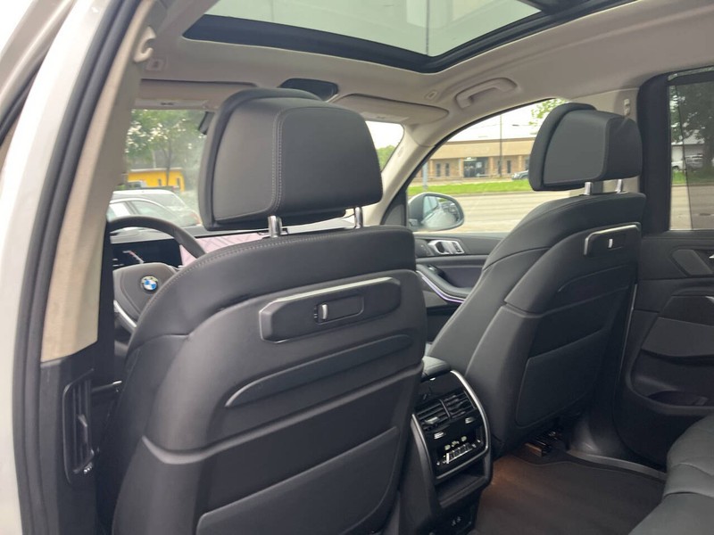 BMW X7 Vehicle Image 22