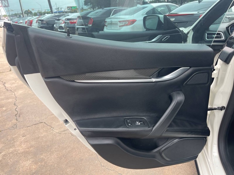 Maserati Ghibli Vehicle Image 16