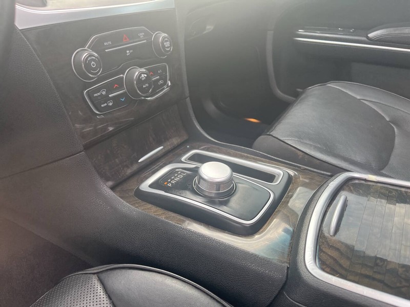 Chrysler 300 Vehicle Image 08