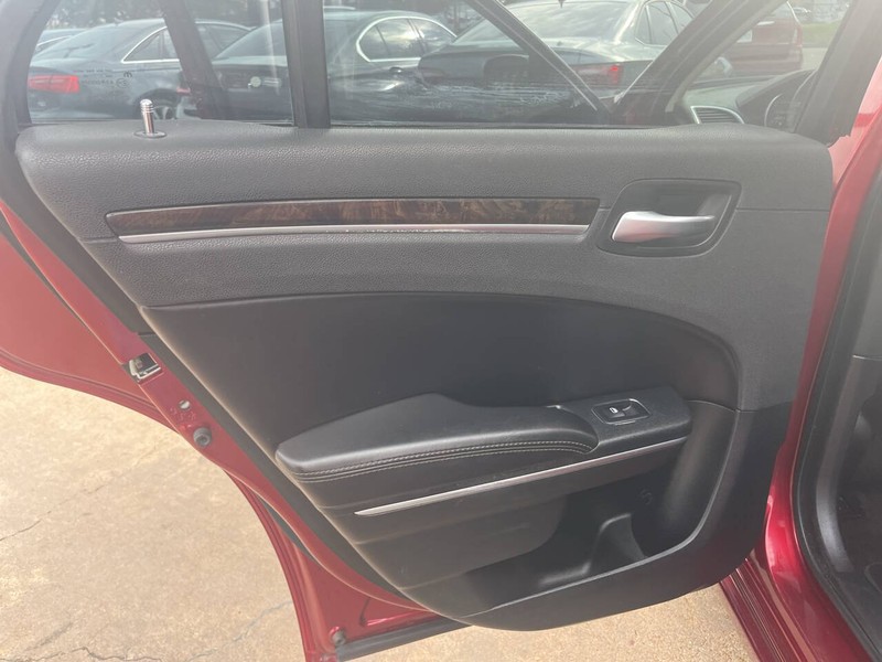 Chrysler 300 Vehicle Image 09