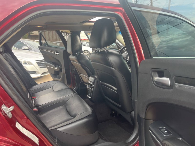 Chrysler 300 Vehicle Image 12