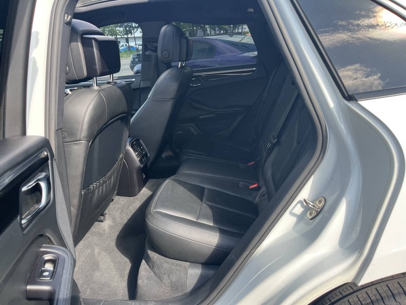Porsche Macan Vehicle Image 17