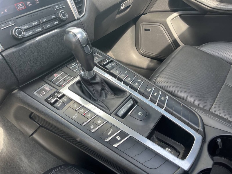 Porsche Macan Vehicle Image 18