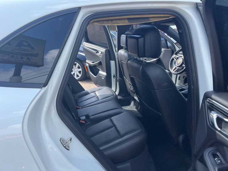 Porsche Macan Vehicle Image 21