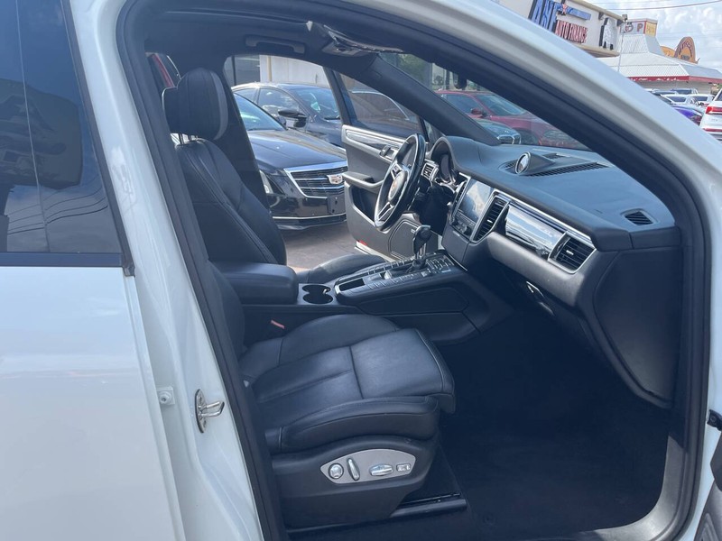 Porsche Macan Vehicle Image 22