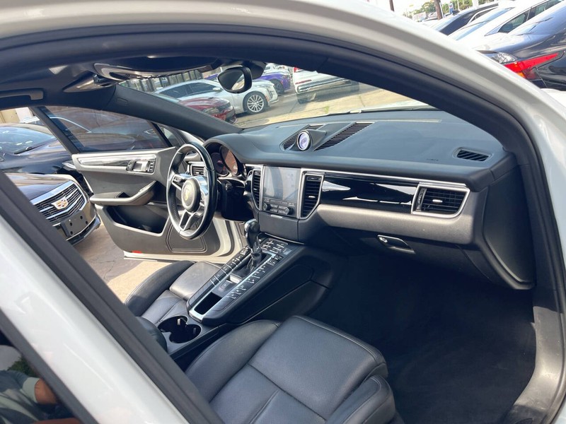 Porsche Macan Vehicle Image 23