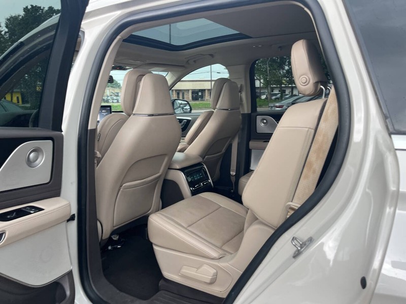 Lincoln Aviator Vehicle Image 10
