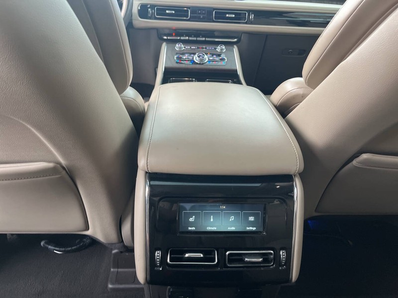 Lincoln Aviator Vehicle Image 11