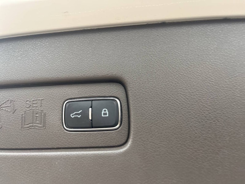 Lincoln Aviator Vehicle Image 15