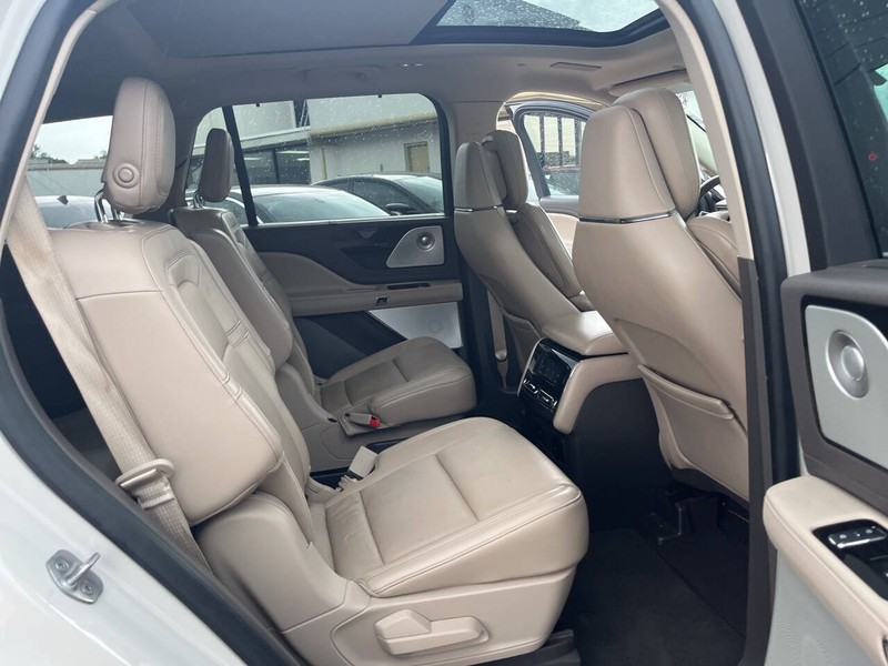 Lincoln Aviator Vehicle Image 16