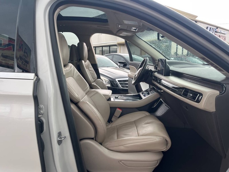 Lincoln Aviator Vehicle Image 17