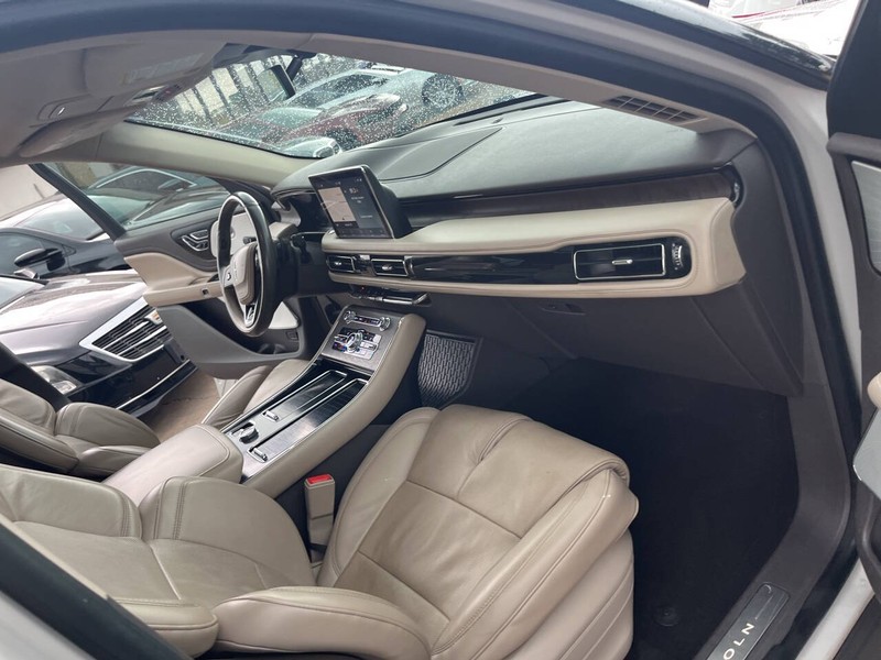 Lincoln Aviator Vehicle Image 18