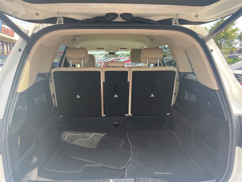 Mercedes-Benz GLB Vehicle Image 09
