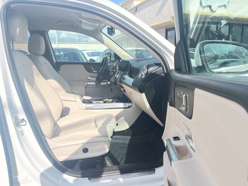 Mercedes-Benz GLB Vehicle Image 11