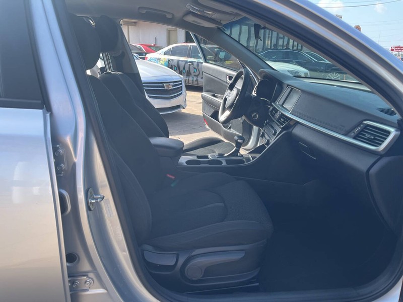 Kia Optima Vehicle Image 18