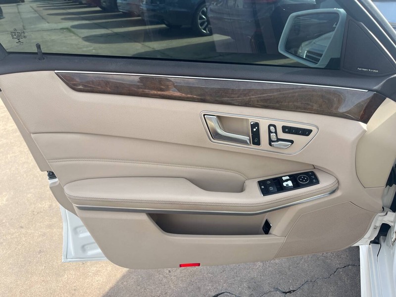 Mercedes-Benz E-Class Vehicle Image 06