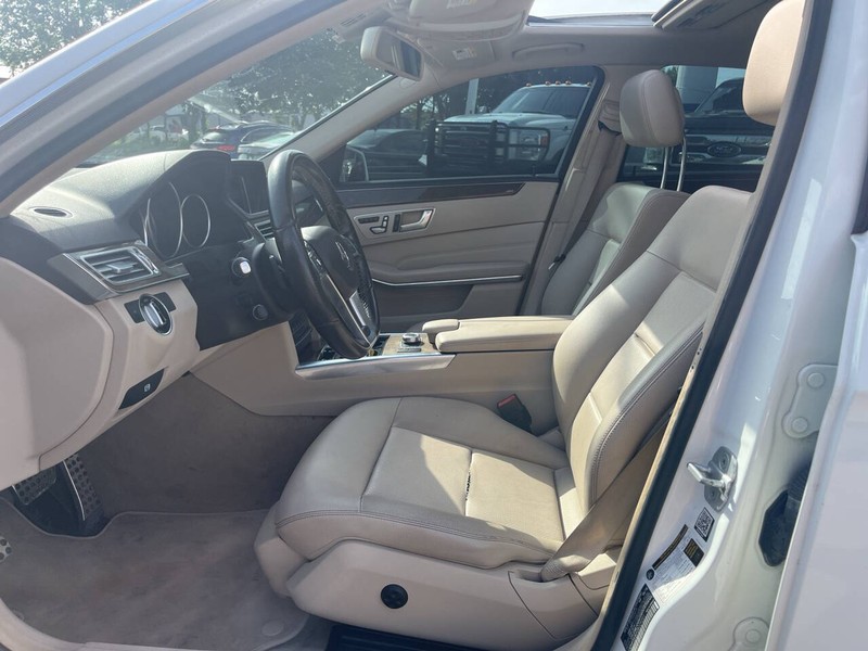 Mercedes-Benz E-Class Vehicle Image 08