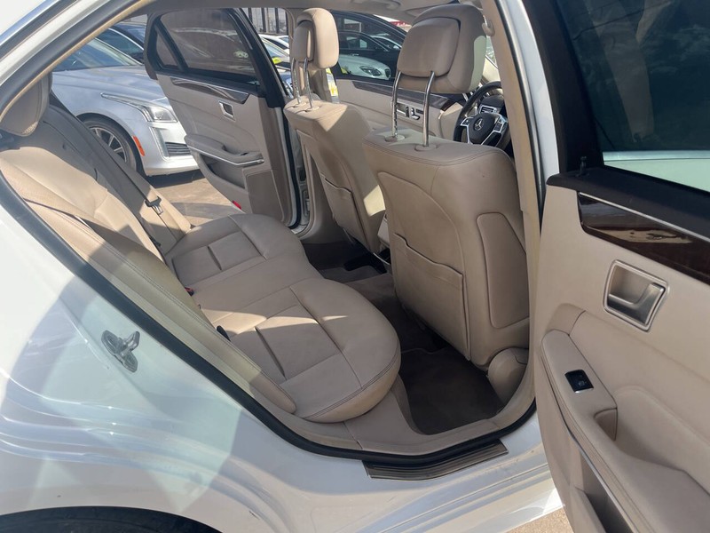 Mercedes-Benz E-Class Vehicle Image 18