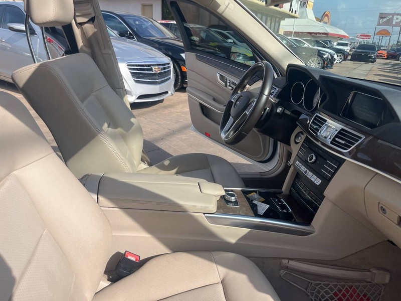 Mercedes-Benz E-Class Vehicle Image 19