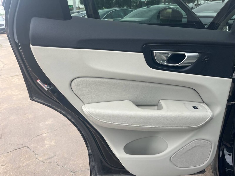 Volvo XC60 Vehicle Image 16