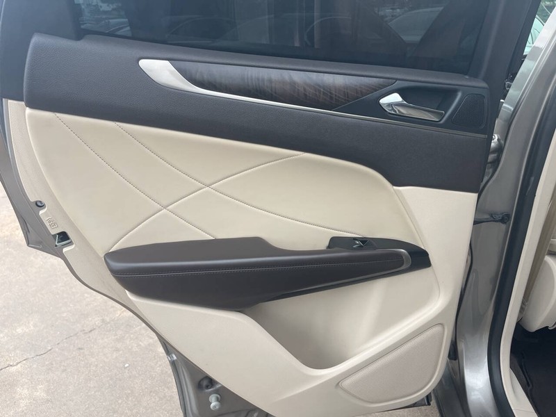Lincoln MKC Vehicle Image 16