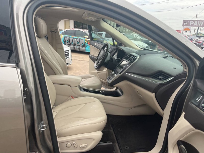 Lincoln MKC Vehicle Image 22