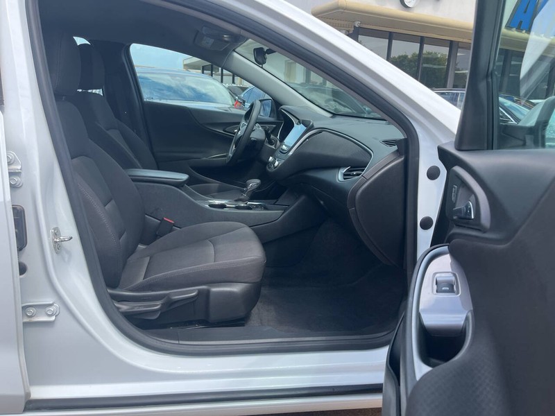 Chevrolet Malibu Vehicle Image 11