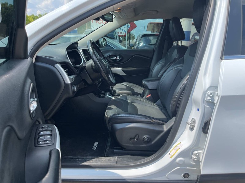 Jeep Cherokee Vehicle Image 09