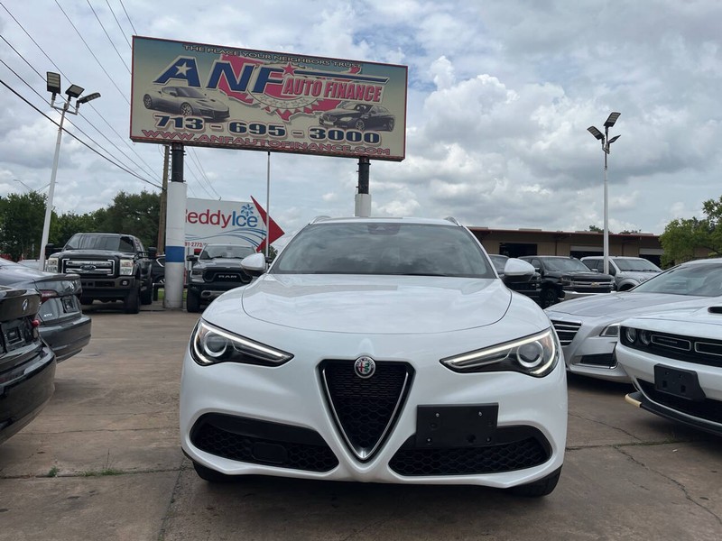 Alfa Romeo Stelvio Vehicle Image 02