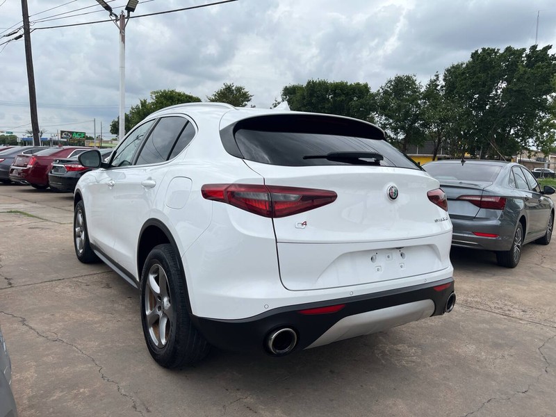 Alfa Romeo Stelvio Vehicle Image 03