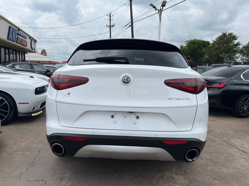 Alfa Romeo Stelvio Vehicle Image 04