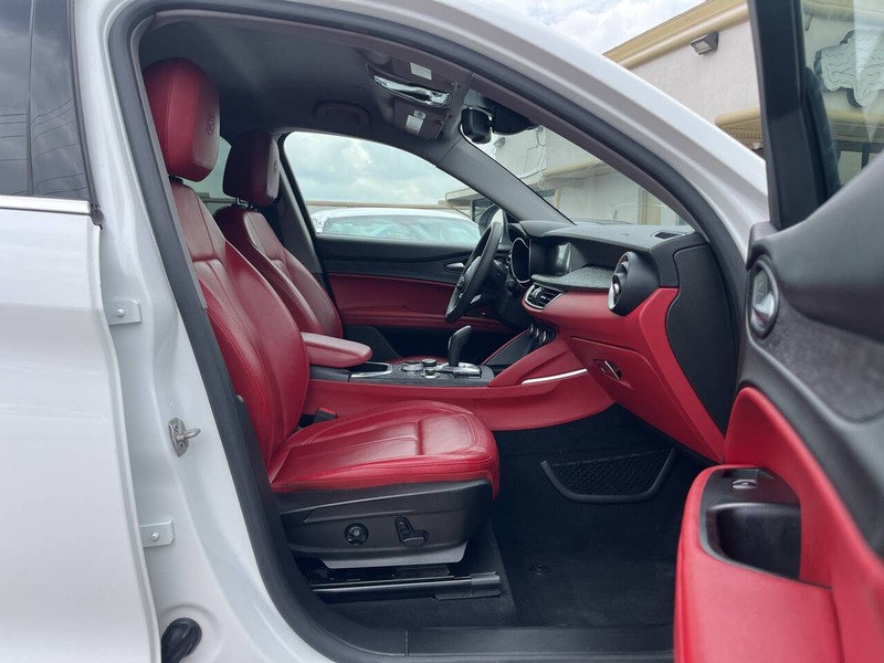 Alfa Romeo Stelvio Vehicle Image 11