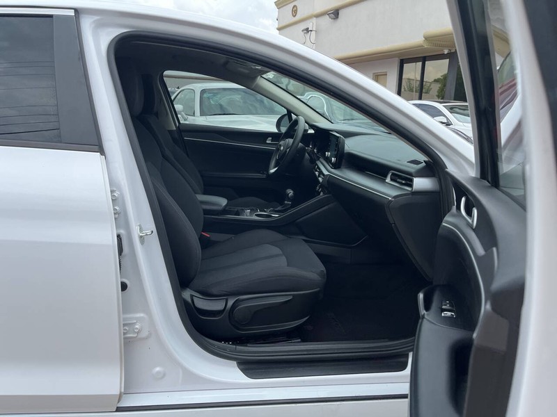 Kia K5 Vehicle Image 10