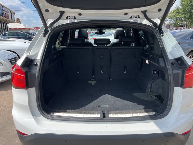 BMW X1 Vehicle Image 09