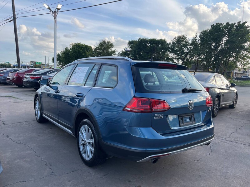 Volkswagen Golf Alltrack Vehicle Image 03