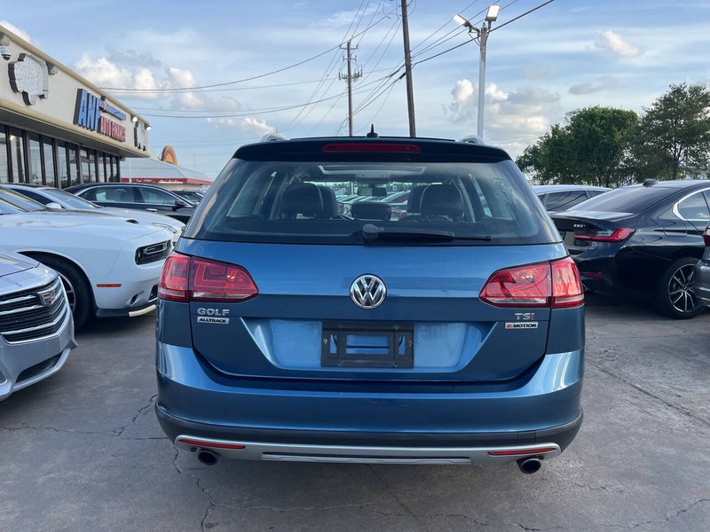Volkswagen Golf Alltrack Vehicle Image 04